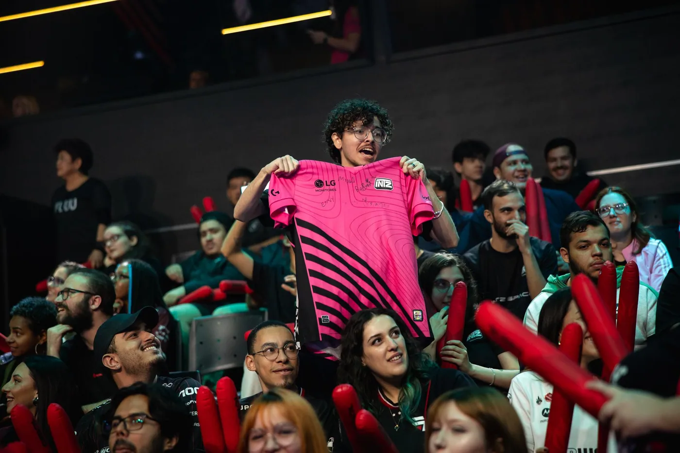 Torcedor levanta a camisa da INTZ na arena